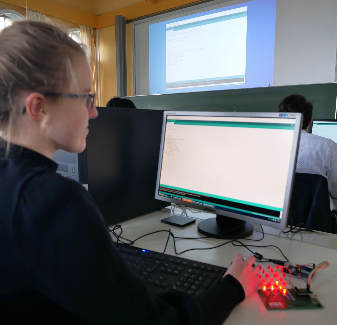 Schülerin programmiert LED Cube am PC