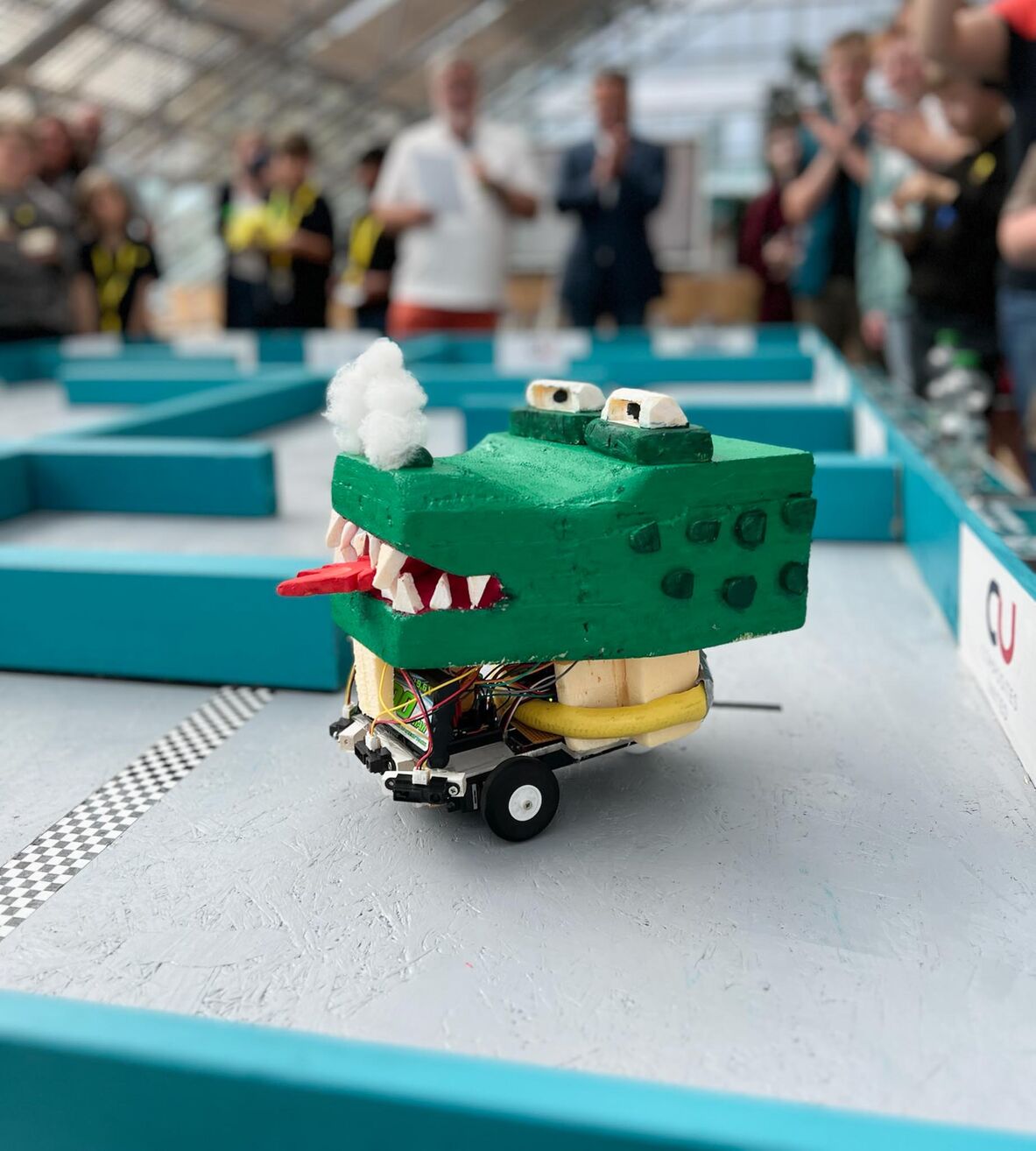Ein Roboter in Drachenoptik auf dem Parcours