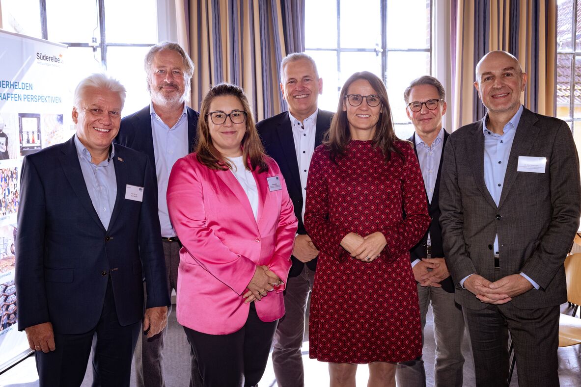 Gruppenfoto vom Tag der Bauwirtschaft mit Gastgebern und Referenten: von links: Prof. Ingo Hadrych, Präsident der hochschule 21, Dr. Tilmann Hickl, Nicole Müller, Torsten Gerke, Karen Pein, Dr. Olaf Krüger, Vorstand Süderelbe AG, Dr. Rolf Bösinger