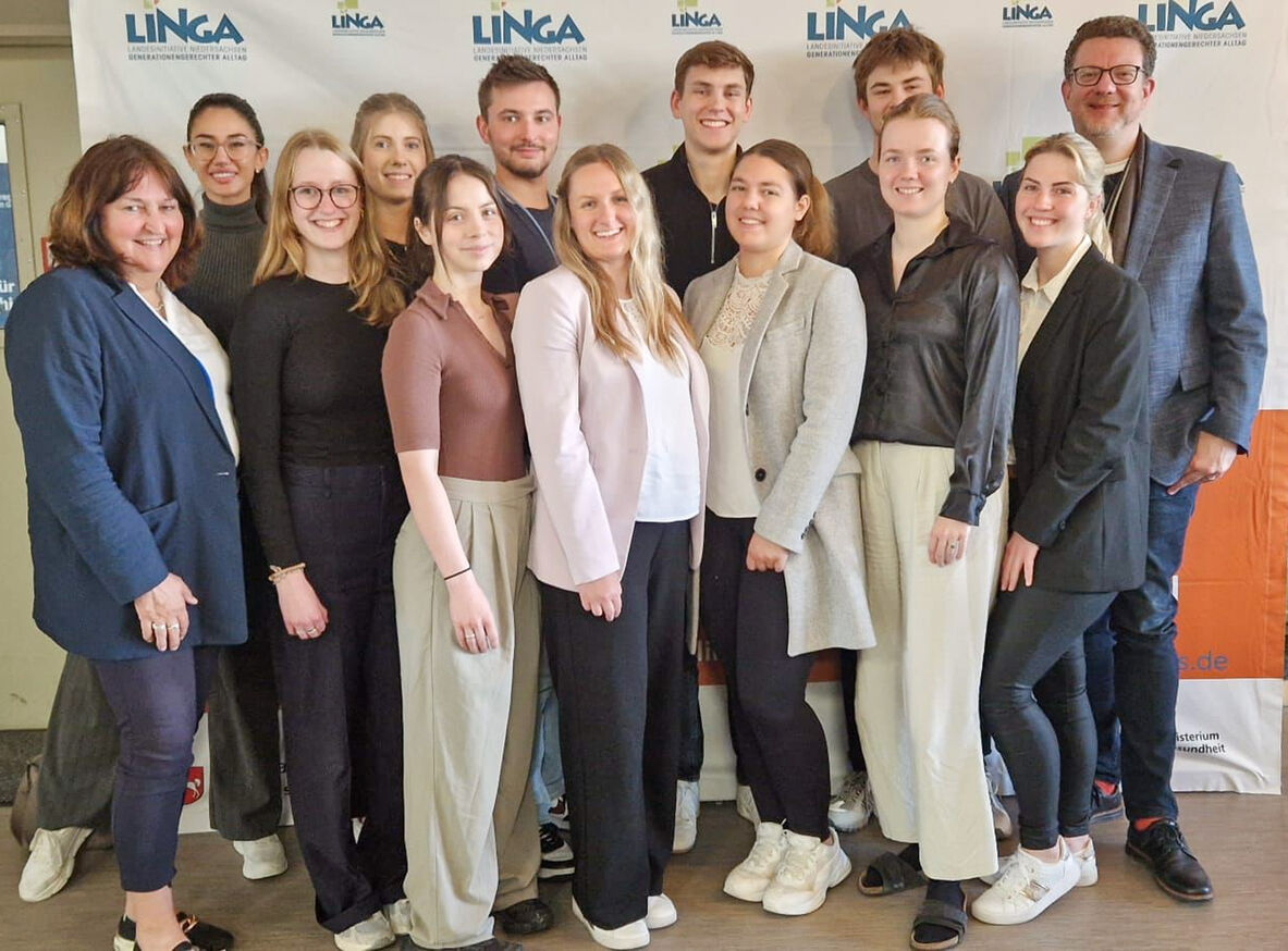 Gruppenfoto der Teilnehmenden mit Prof. Dr. Barbara Zimmermann (links) und Prof. Dr.-Ing. Karsten Ley