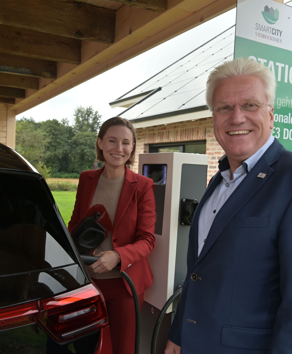 Rechts Dr. Elena Paul und links Prof. Dr. Ingo Hadrych beim Laden eines E-Fahrzeugs