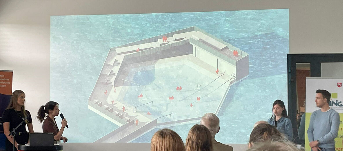 Studierende präsentieren dem Publikum per Beamer ihre Idee mit schwimmenden Inseln auf einem See