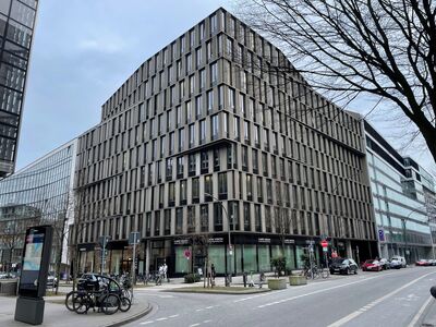 Ein großes Büro- und Geschäftshaus in der Hamburger Innenstadt.