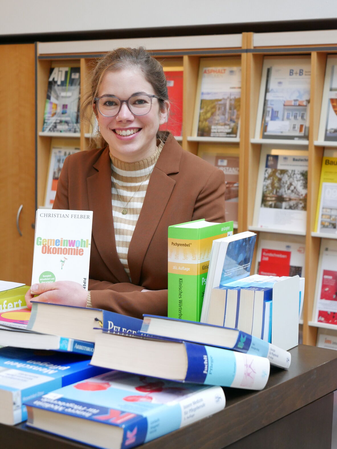 Karina Witten, Wissenschaftliche Mitarbeiterin an der hochschule 21, präsentiert das Buch Gemeinwohl-Ökonomie