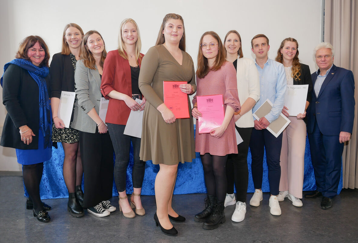 Gruppenfoto Jahrgangsbeste mit Hochschulpräsident und Studiengangsleiterin