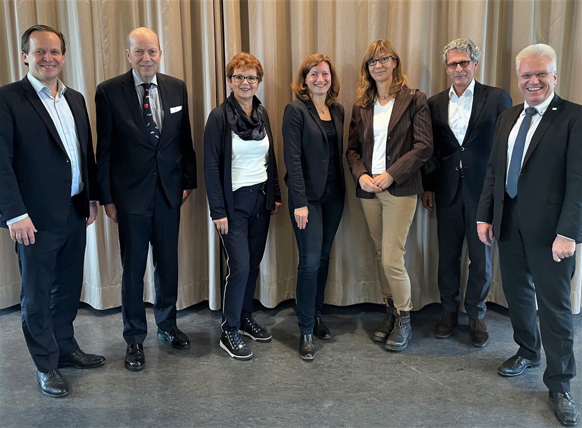 Gruppenbild von der Verleihung des Deutschlandstipendiums 2021 in der hochschule 21