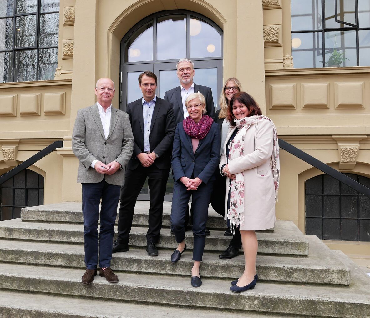 Vertreterinnen und Vertreter der hochschule 21 mit Staatssekretaerin Dr. Sabine Johannsen