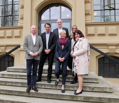 Vertreterinnen und Vertreter der hochschule 21 mit Staatssekretaerin Dr. Sabine Johannsen