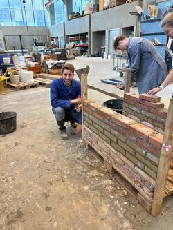 Arbeit im Labor an einer STeinmauer