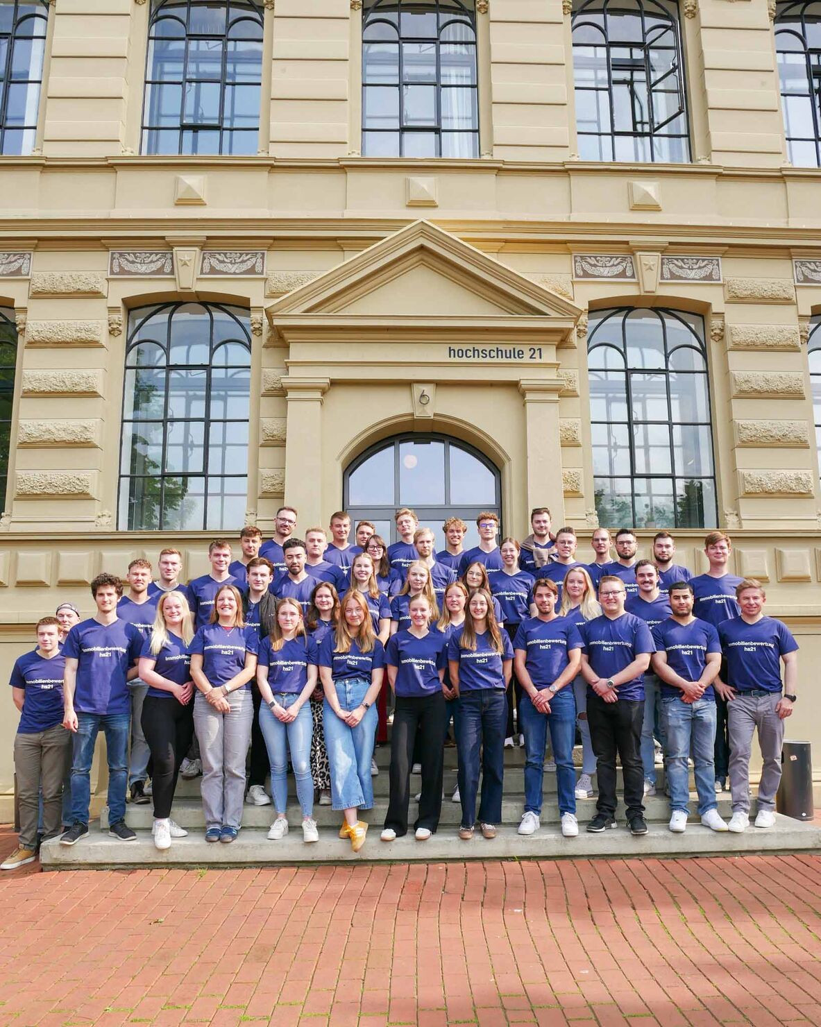 Gruppenfoto vor dem Gebäude der hochschule 21.
