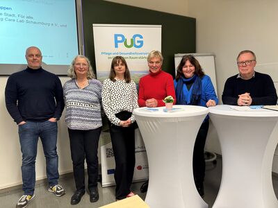 Gruppenfoto der Organisation und der Rednerinnen und Redner.
