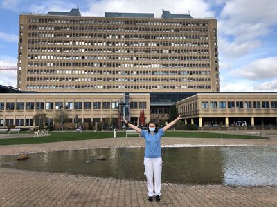 Nicola Petersmeier steht mit ausgestreckten Armen vor dem Kantonspital Baden