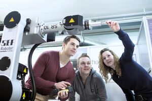 Studierende im Robotik Labor