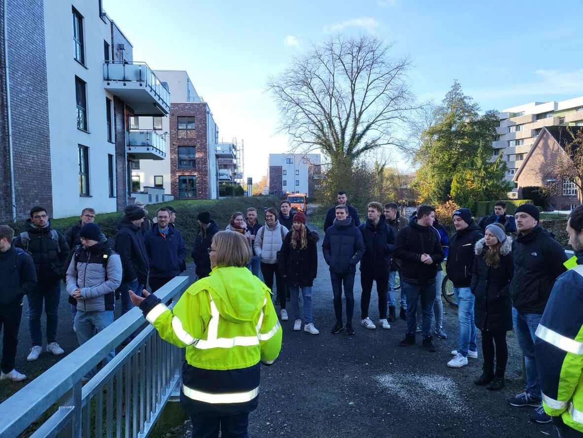 Studierende hören Vortrag an