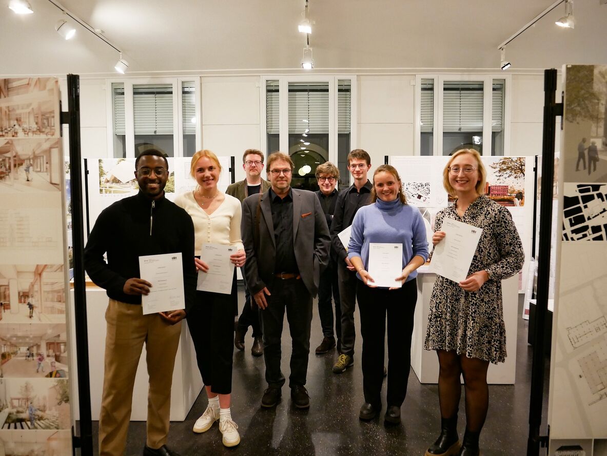 Gruppenfoto der ausgezeichneten Studierenden mit Lehrpersonen