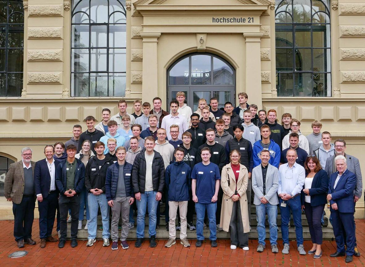 Gruppenfoto der Erstsemester aus dem Fachbereich Technik mit der Hochschulleitung und Professorinnen und Professoren vor dem Hochschulgebäude.
