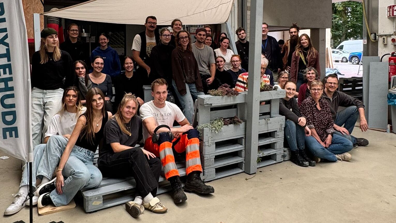Gruppenfoto der beteiligten Studierenden in der Bauversuchshalle