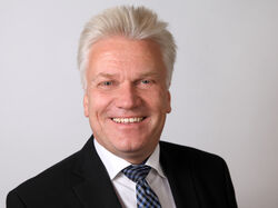 Mann mit kurzen weißen Haaren