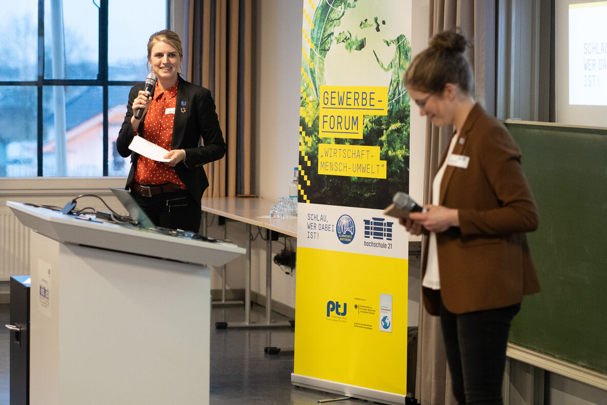 Ann-Kathrin Murphy, Klimaschutzmanagerin der Hansestadt Buxtehude (links) und Karina Witten, wissenschaftliche Mitarbeiterin an der hochschule 21, während eines Vortrags