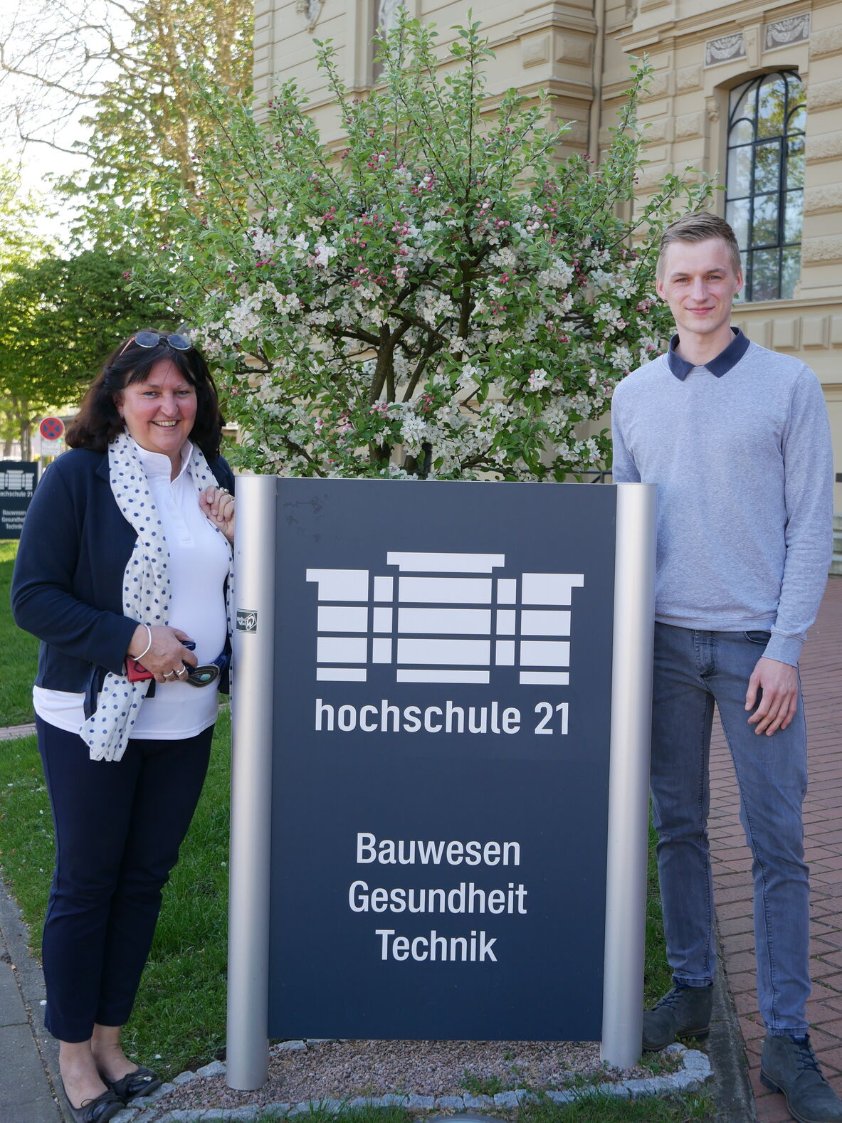 Prof. Zimmermann und Julius Raddatz vor der hochschule 21