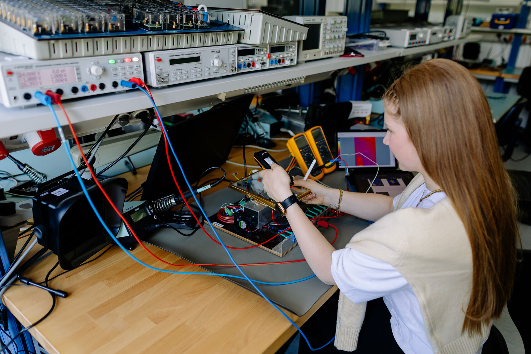 Studierende Gebäudetechnik mit Messgeräten im Labor der hochschule 21