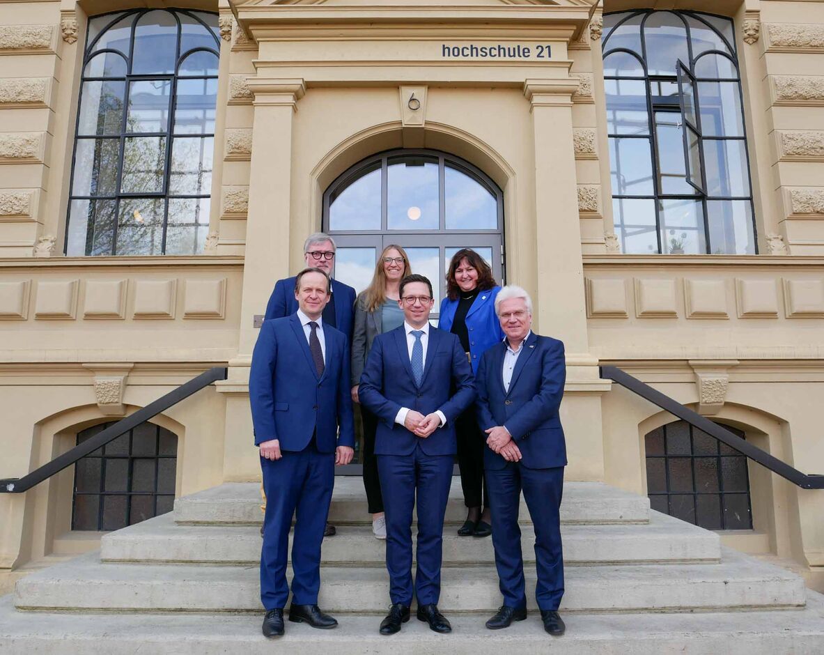 Gruppenfoto mit der Hochschulleitung und dem Niedersächsischen Minister für Wissenschaft und Kultur.
