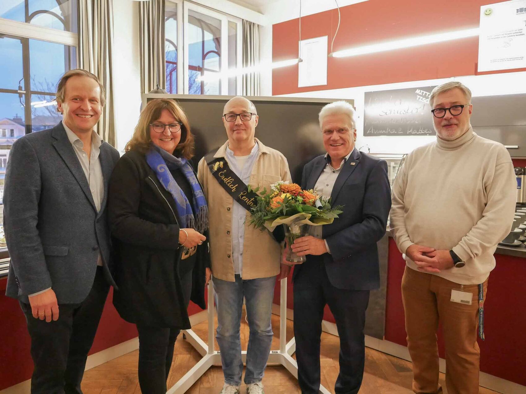Gruppenfoto mit Robert Lücking in der Mitte der Hochschulleitung mit Marcus Hübner (v.li.), Prof. Dr. Barbara Zimmermann, Prof. Dr.-Ing. Ingo Hadrych und Prof. Dr.-Ing. Thorsten Hermes.