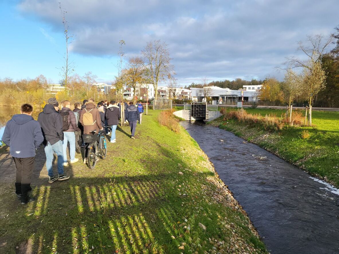 Gruppe läuft am Ufer der Este entlang