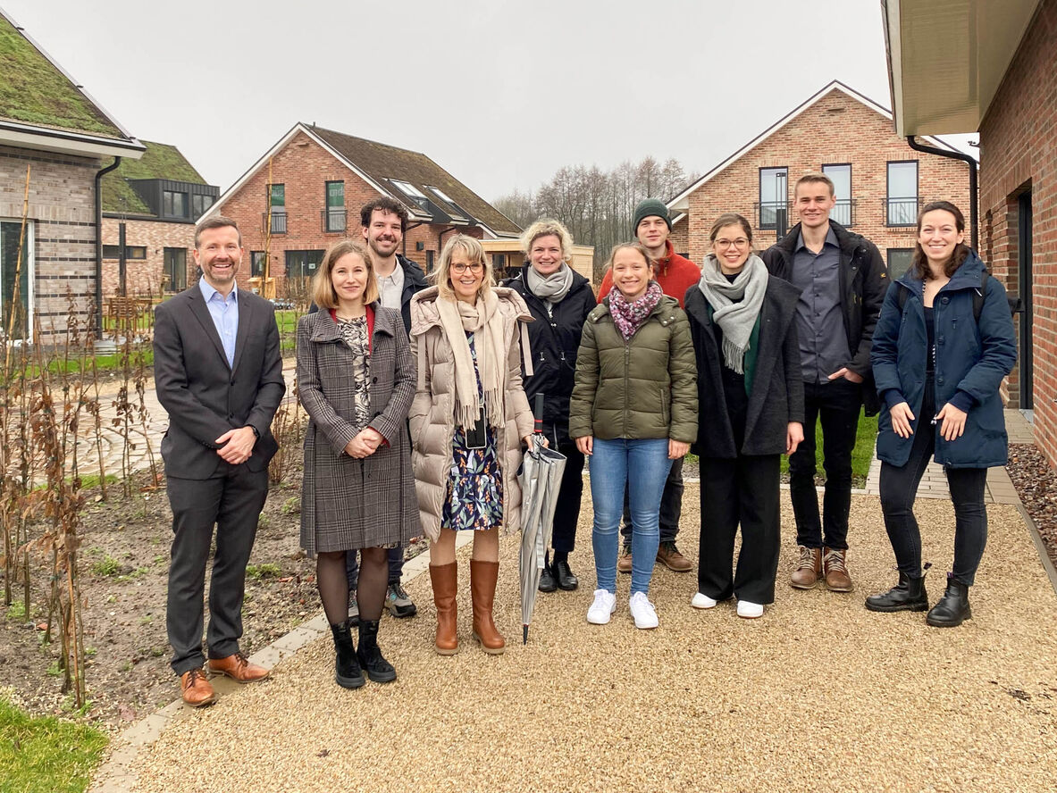 Gruppenfoto der Vertreter der einzelnen EnQuaFlex-Partner im Wohnquartier SmartCity