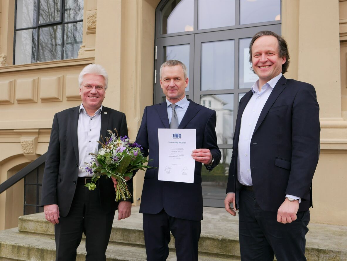 Uebergabe der Ernennungsurkunde vor der hochschule 21