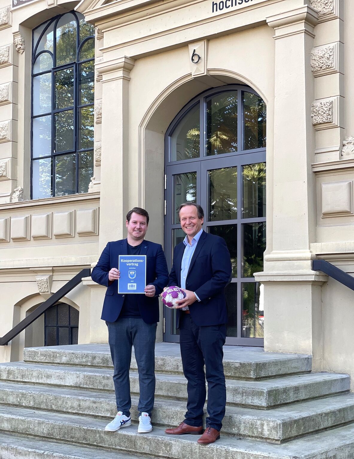 Timm Hubert und Marcus Hübner vor der hochschule 21