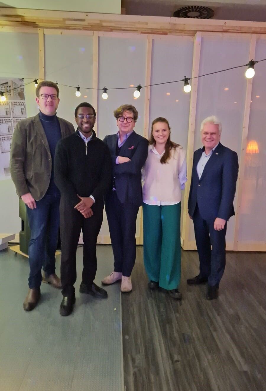 Gruppenfoto Studierende , Dozent und Hochschulpräsident