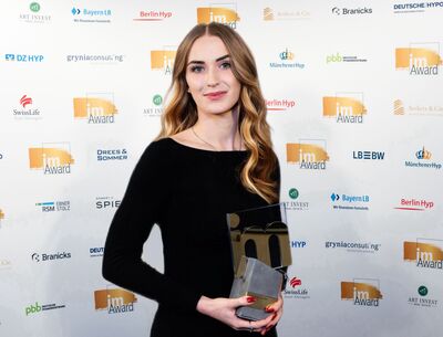 Laura Broja hält den Award in ihren Händen.
