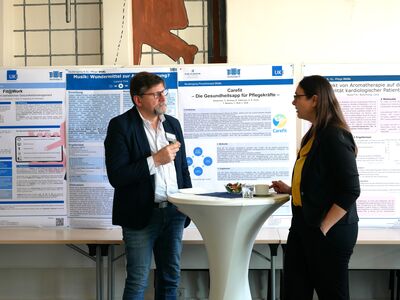 Teilnehmer im Dialog mit Pflegeexpertin