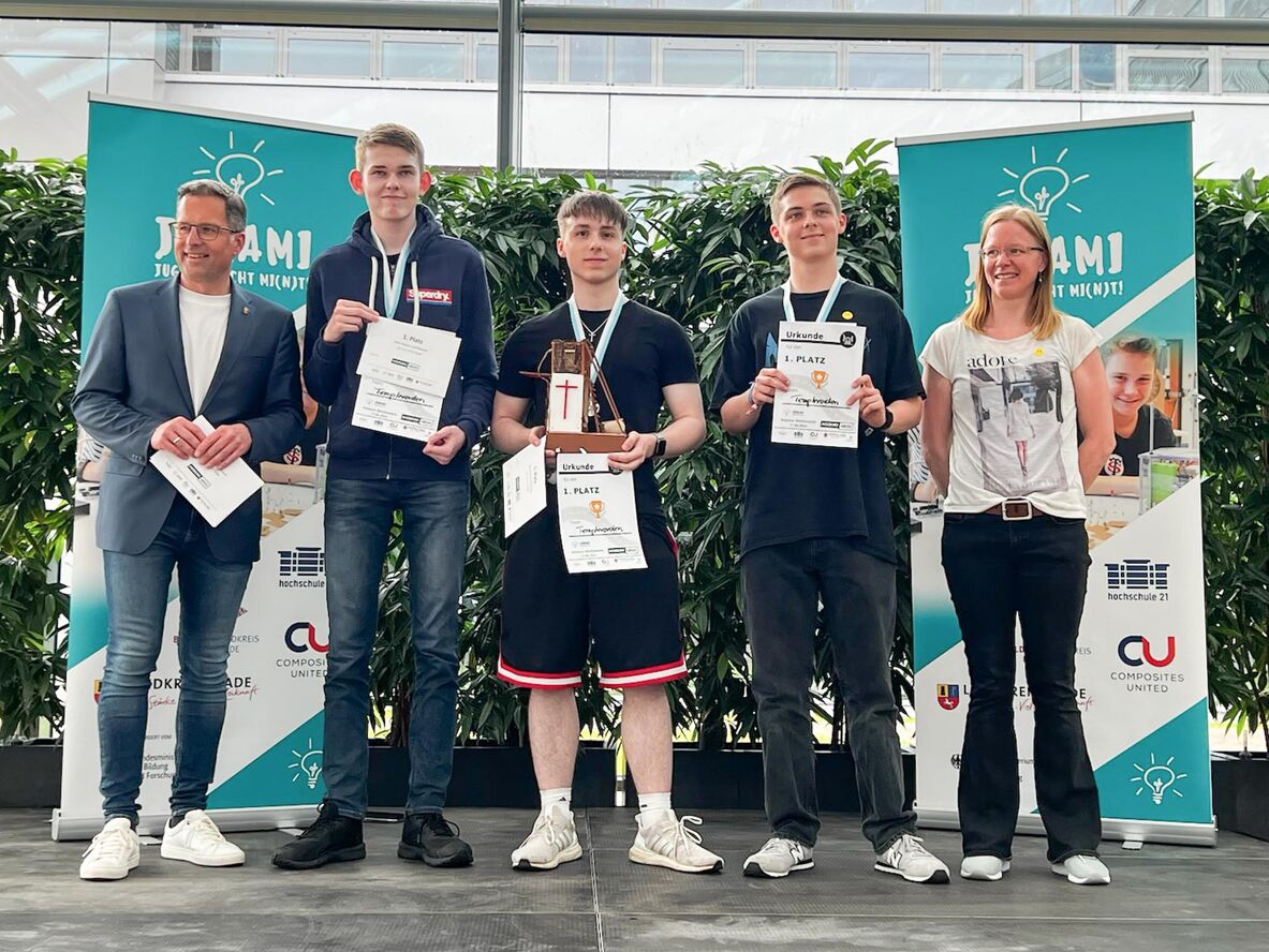 Die Sieger des Roboterrennens mit ihren Urkunden auf der Bühne