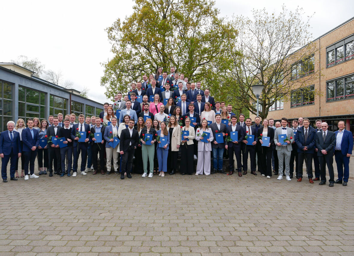 Gruppenfoto Absolventinnen und Absolventen mit Lehrenden und Studiengangsleitenden