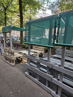Graues Palettenmöbel mit grünem Sonnensegel in der Bahnhofstraße aufgestellt.