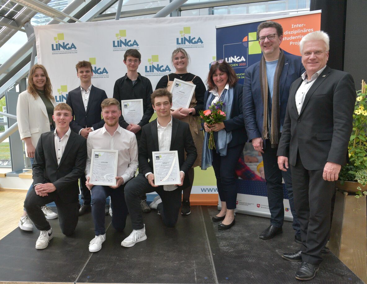 Gruppenfoto; Hintere Reihe: Janina Dede, Felix Krilcic, Johannes Isheim, Julia Reinholz, Prof. Barbara Zimmermann, Prof. Carsten Ley, Prof. Ingo Hadrych (Präsident der hs21); Vorne: Leo Awayes, Cedric Beck, Erik Ehlers (Fotocredit: Daniel Beneke)