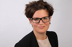 Frau mit kurzen braunen Haaren und Brille