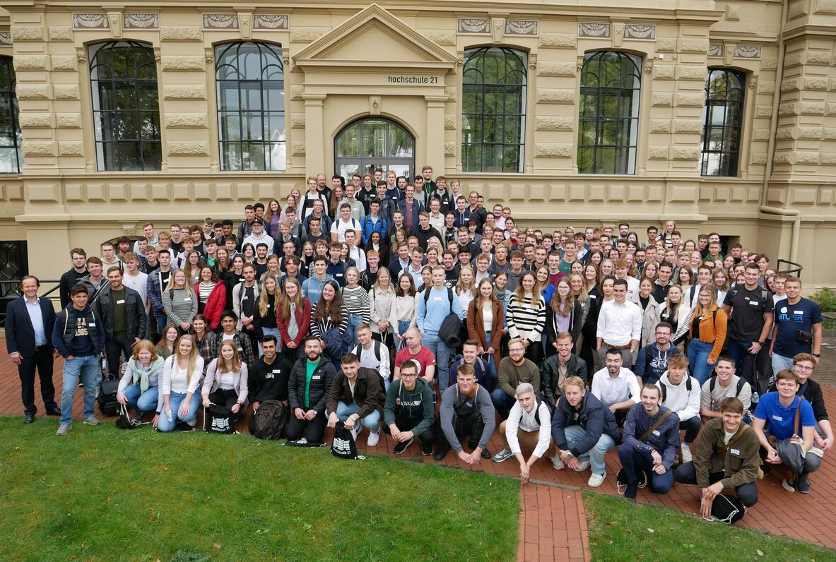 Ein Großteil der neuen Studierenden vor dem Gebäude der hochschule 21