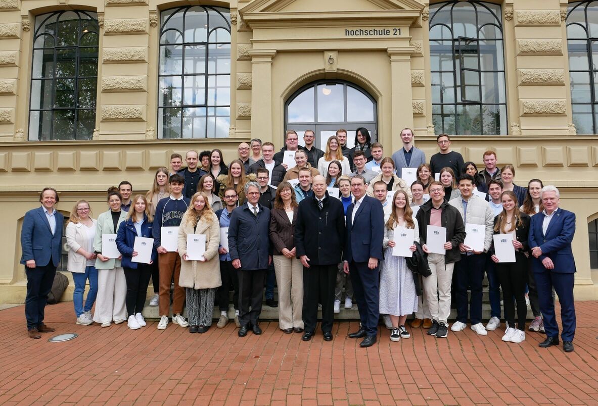 Gruppenfoto Stiftende sowie Studierende und Mitarbeitende der hochschule 21