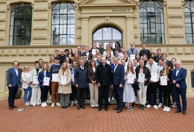 Gruppenfoto Stiftende sowie Studierende und Mitarbeitende der hochschule 21