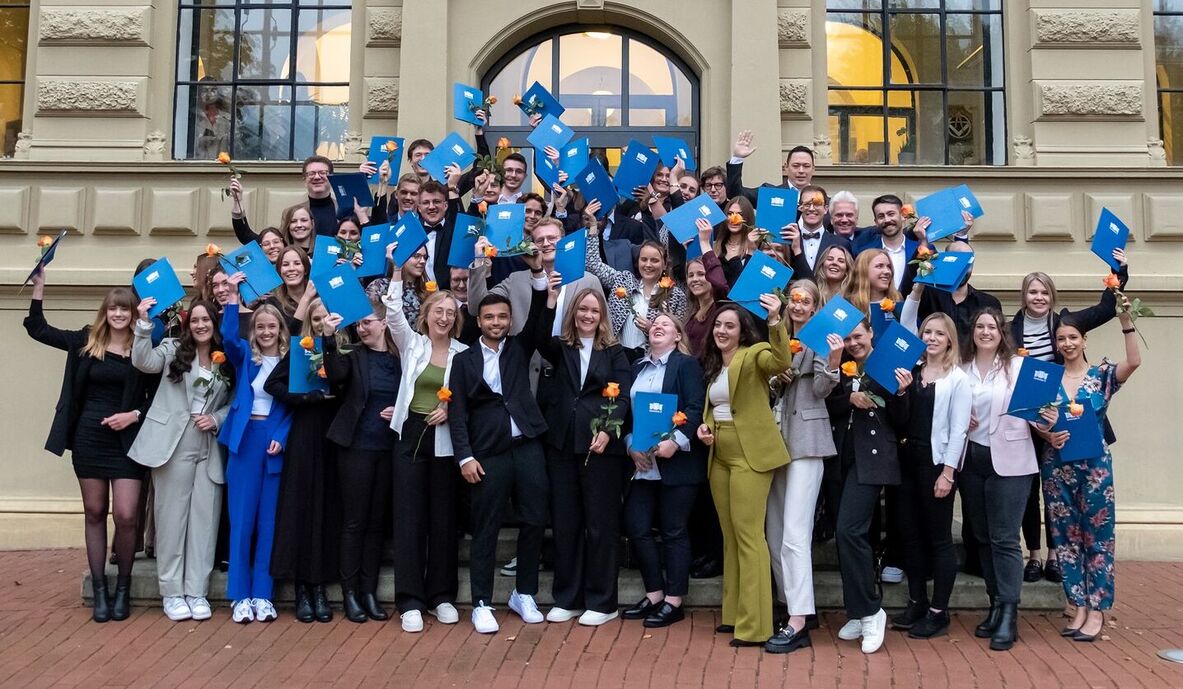 Gruppenfoto Absolventinnen und Absolventen vor der hochschule 21