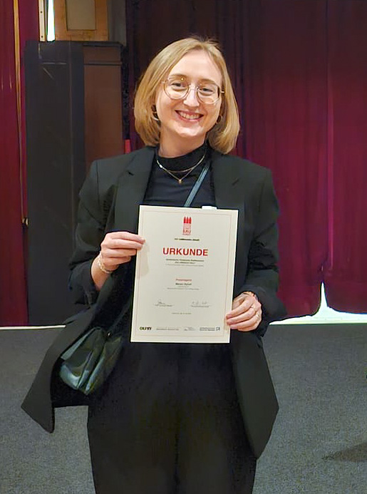 Maren Nyhof hält Urkunde in der Hand