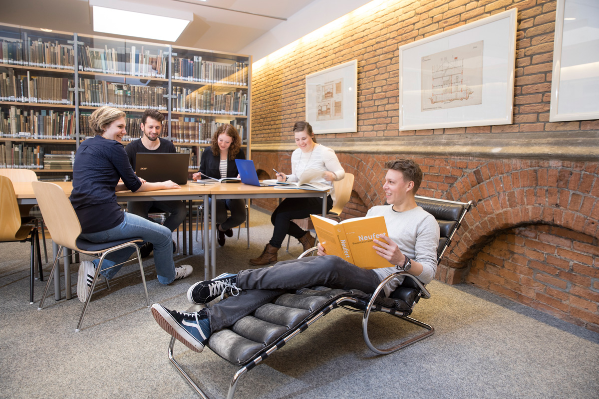 Studierende in der Bibliothek