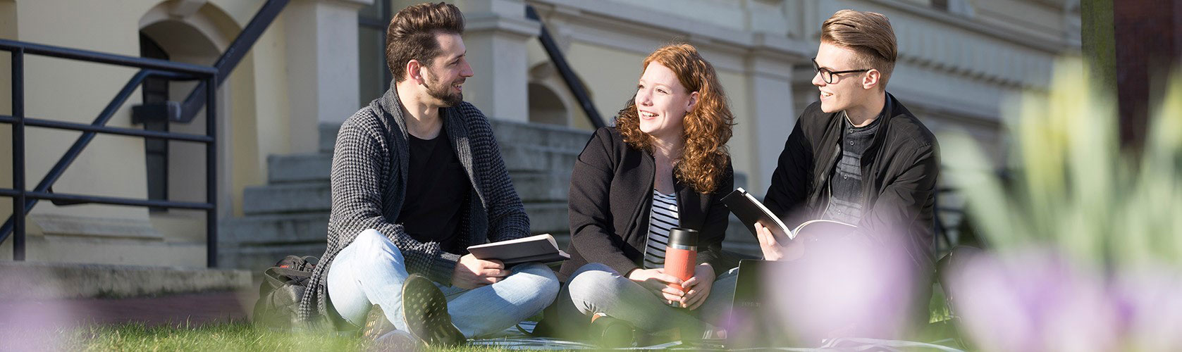 Studierende vor der hochschule 21